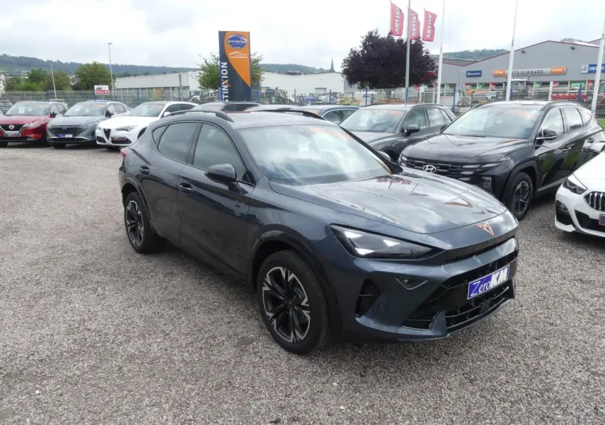 Vue 3/4 avant gauche d'une CUPRA Formentor gris Graphène avec jantes alliage et toit ouvrant panoramique visible