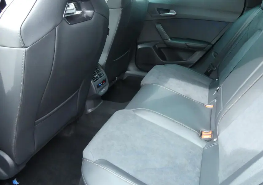 Vue côté droit de la banquette arrière en suédine noire avec surpiqûres cuivrées du CUPRA Formentor gris Graphene 2025.