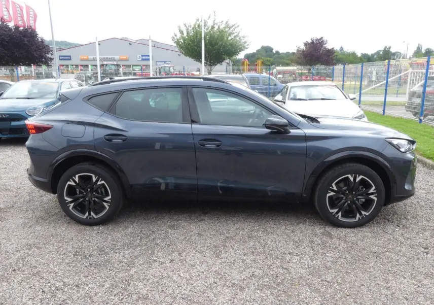 Profil côté gauche du SUV CUPRA Formentor gris Graphene avec jantes alliage noires et toit panoramique visible