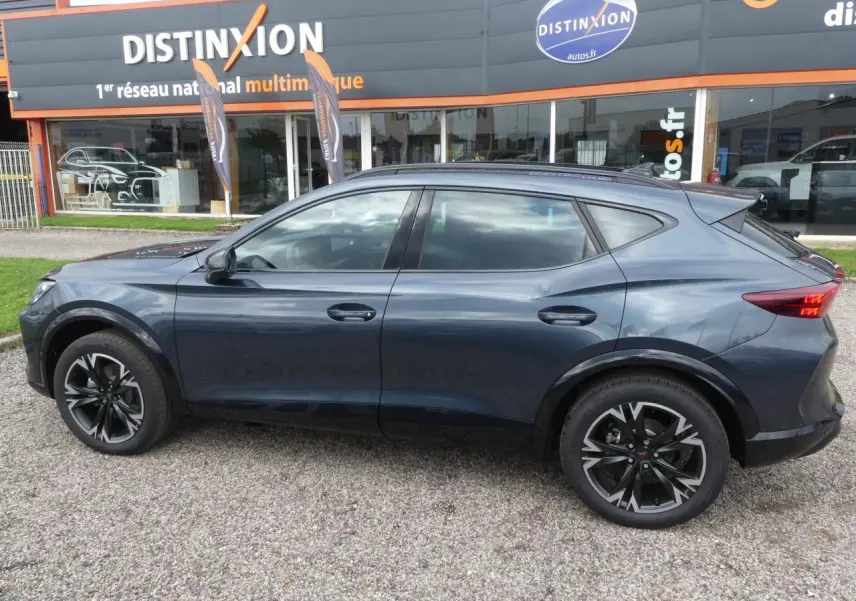 Profil côté gauche d'un CUPRA Formentor gris Graphene 2025 avec jantes alliage 18'' et toit panoramique noir.