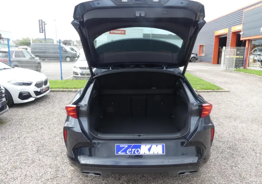 Vue arrière d'un CUPRA Formentor gris Graphene avec coffre ouvert et double sortie d'échappement noire visible.