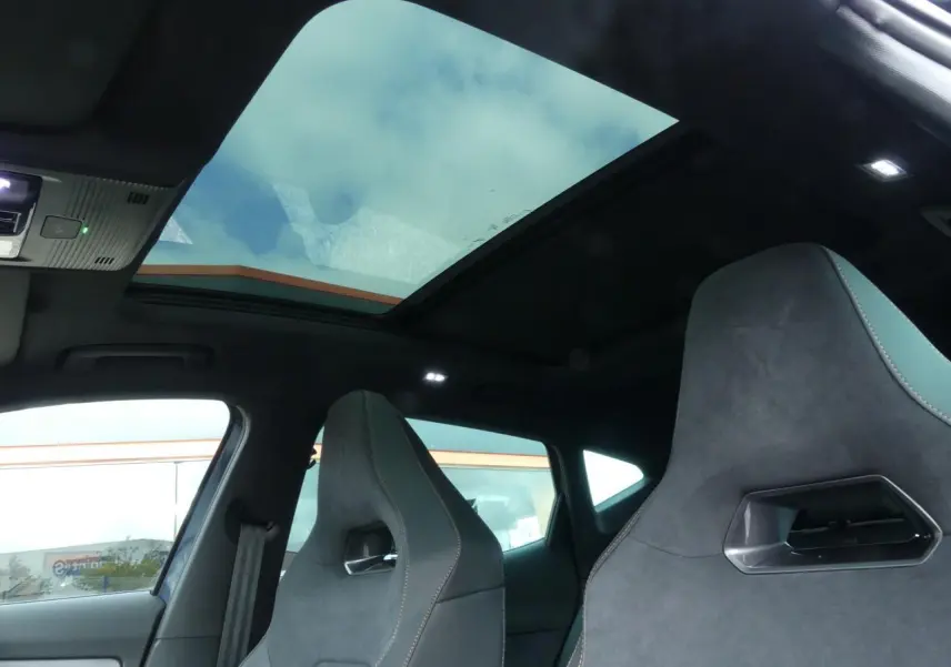 Intérieur du CUPRA Formentor gris Graphene, vue sur sièges baquets suédine noirs avec surpiqûres cuivrées et toit ouvrant panoramique.