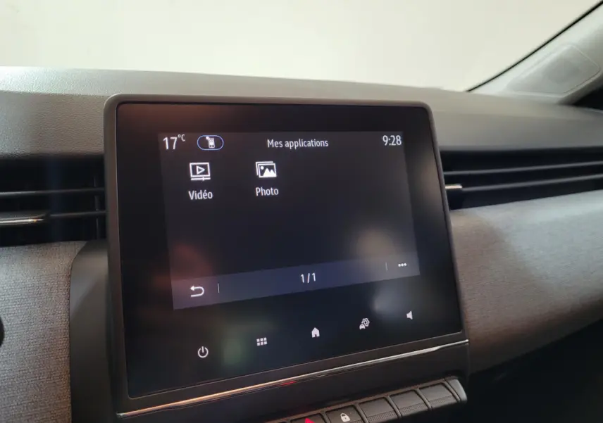 Écran tactile central affichant les applications vidéo et photo dans l'habitacle d'une Renault Clio gris foncé 2025.
