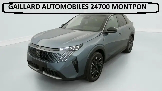 Peugeot 3008 2025 gris métallisé en 3/4 avant droit avec calandre distinctive et phares LED fins.