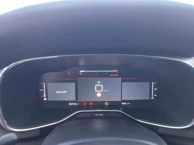 Vue rapprochée du combiné numérique du tableau de bord de la Citroën C5 Aircross, affichage digital clair et moderne.