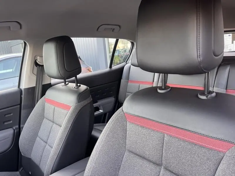 Vue intérieure sur les sièges avant et arrière gris avec bande rouge du Citroën C5 Aircross 2021, finition Business.