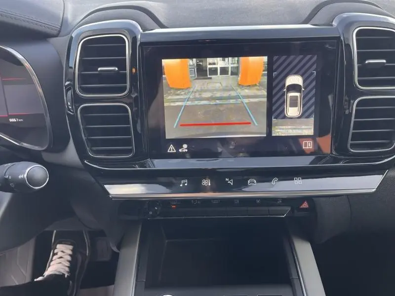 Vue rapprochée de l'écran central tactile du tableau de bord du Citroën C5 Aircross avec caméra de recul active.
