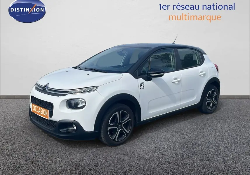 Citroën C3 blanc vue 3/4 avant droit avec toit noir et jantes distinctives, sur fond neutre.