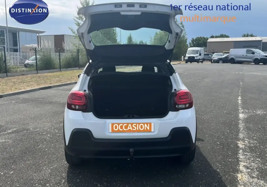 Vue arrière d'une Citroën C3 blanche de 2018 avec coffre ouvert et feux arrière LED visibles.