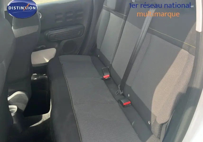 Vue intérieure des sièges arrière en tissu gris foncé de la Citroën C3 blanche, version PureTech 2018.