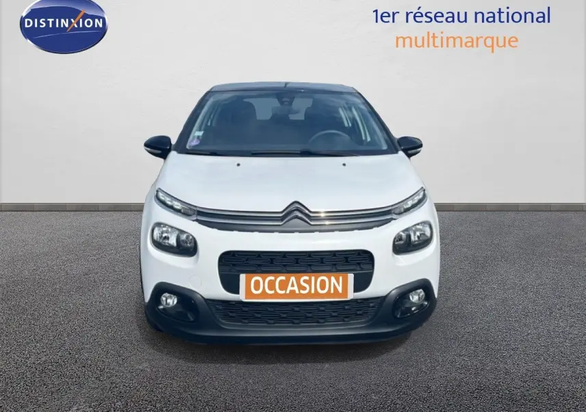 Vue avant d'une Citroën C3 blanche de 2018 avec calandre noire et phares LED, sur fond neutre.