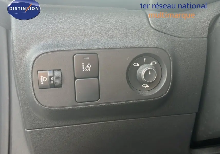 Détail des commandes de réglage des rétroviseurs et des phares sur la porte côté gauche d'une Citroën C3 blanche 2018.