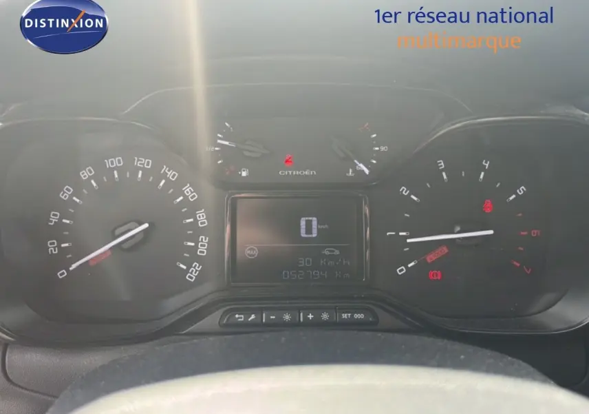 Tableau de bord de Citroën C3 blanc 2018, vue frontale sur les compteurs numériques et analogiques allumés.