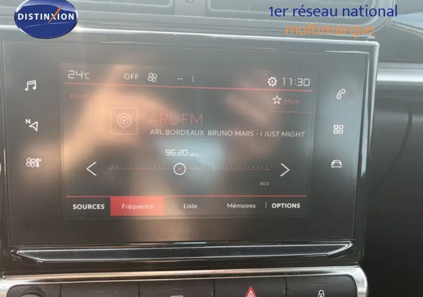 Vue rapprochée de l’écran multimédia intérieur d’une Citroën C3 blanche de 2018 affichant la radio ARL FM.