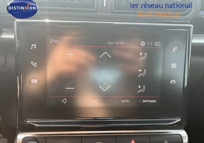 Vue rapprochée de l’écran tactile central du tableau de bord de la Citroën C3 2018, affichant les commandes de climatisation.
