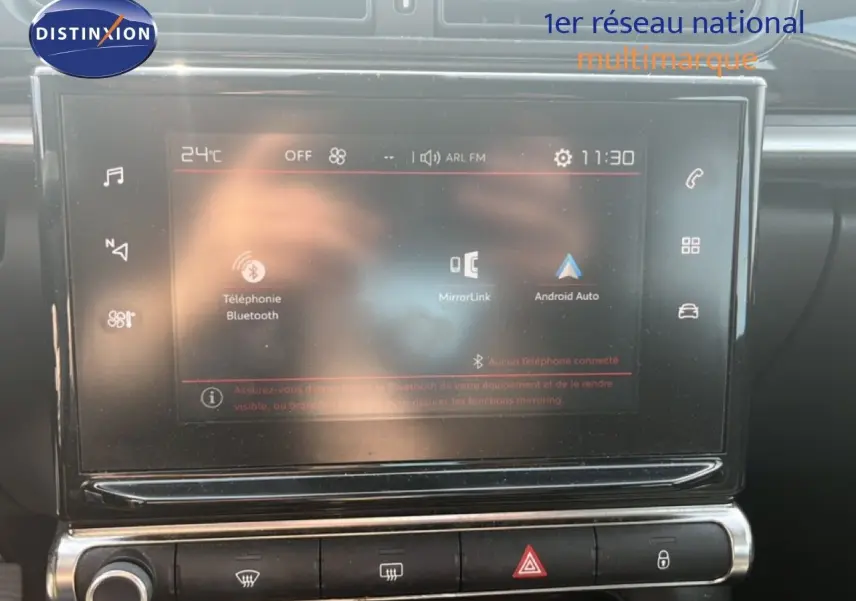 Vue intérieure centrée sur l'écran tactile du tableau de bord de la Citroën C3 blanche de 2018.