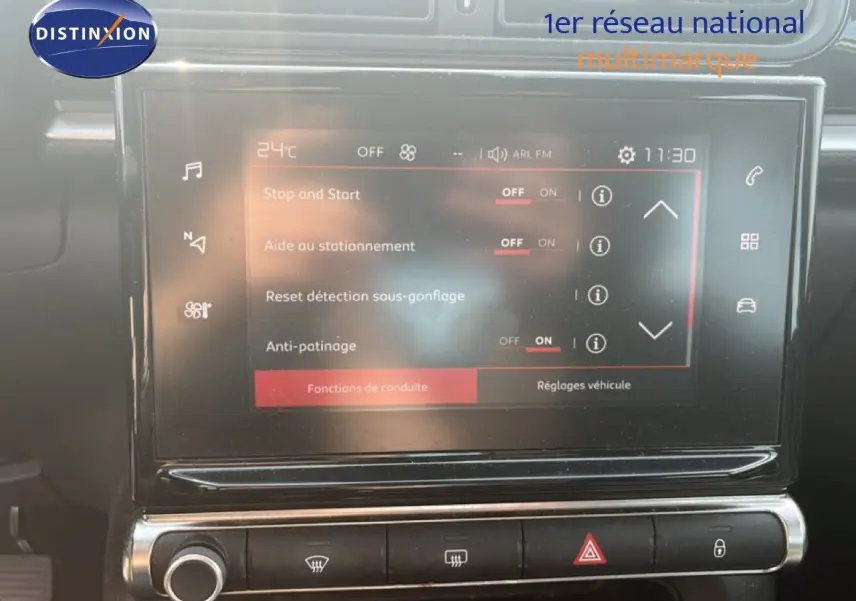 Écran tactile central de la Citroën C3 2018 blanc, affichant les réglages d’aide à la conduite et climatisation.
