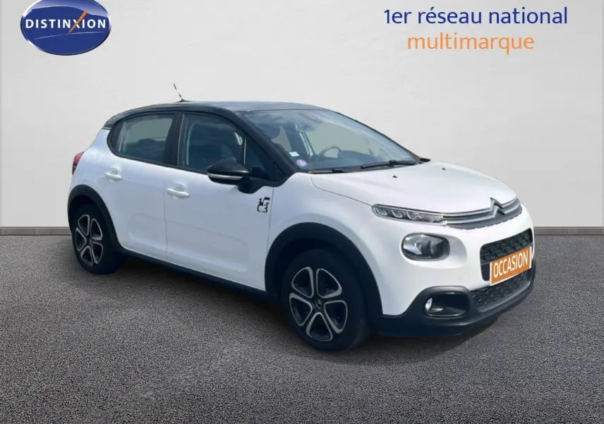Citroën C3 blanc vue 3/4 avant droit avec toit noir et jantes distinctives, sur fond neutre.