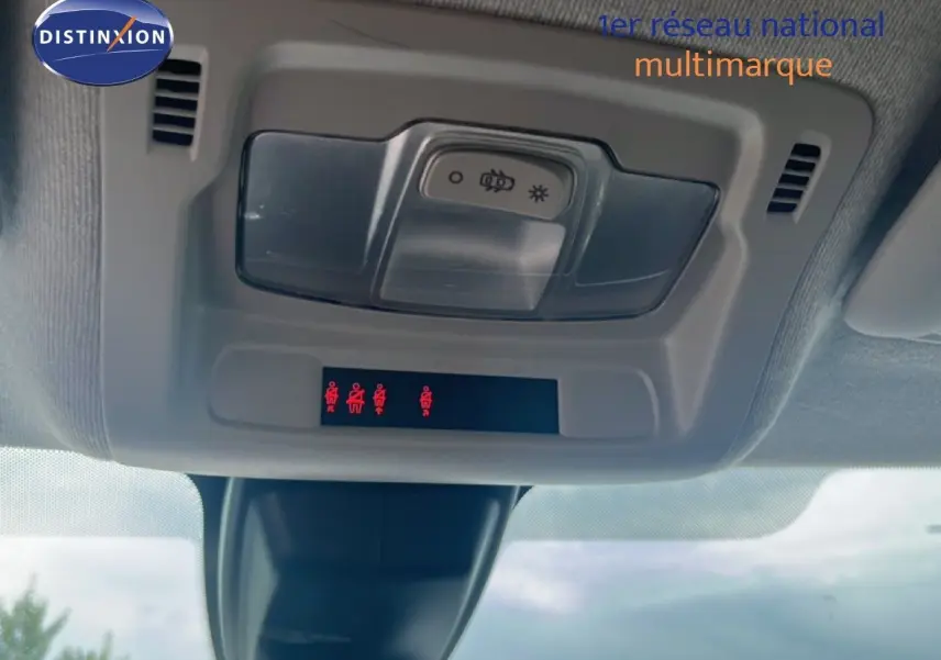 Vue intérieure du plafonnier avec commandes d’éclairage et indicateurs de ceinture sur Citroën C3 blanc 2018.