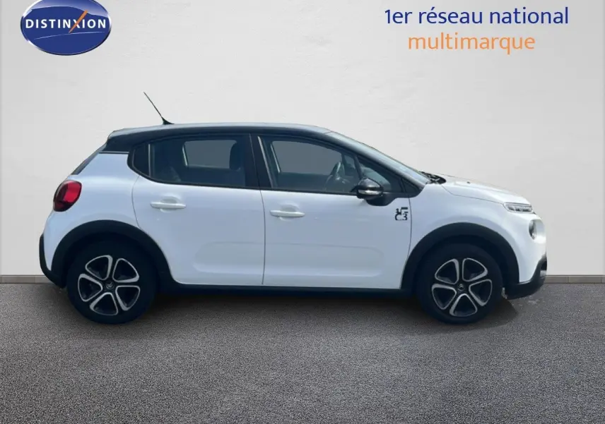 Profil droit d'une Citroën C3 blanche de 2018 avec jantes noires et toit noir contrastant.