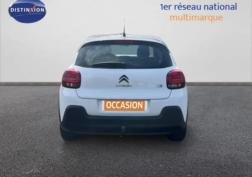 Vue arrière d'une Citroën C3 blanche de 2018 avec feux arrière rouges et plaque "OCCASION" visible.