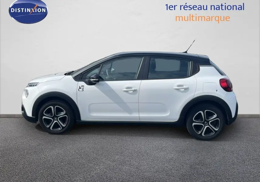 Profil côté gauche d'une Citroën C3 blanche 2018 avec toit noir et jantes distinctives à cinq branches.