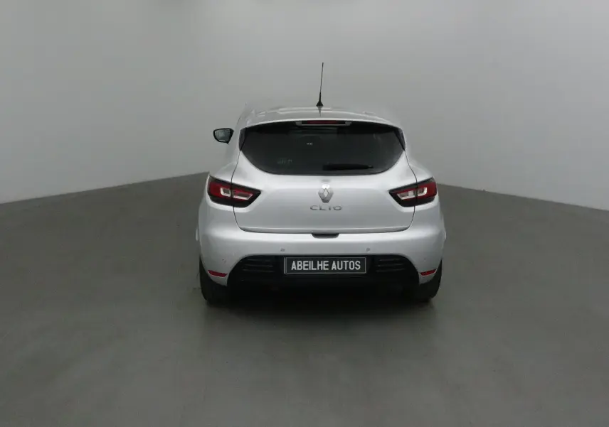 Vue arrière d'une Renault Clio IV gris clair métal, avec feux arrière LED et plaque Abeilhe Autos visible.