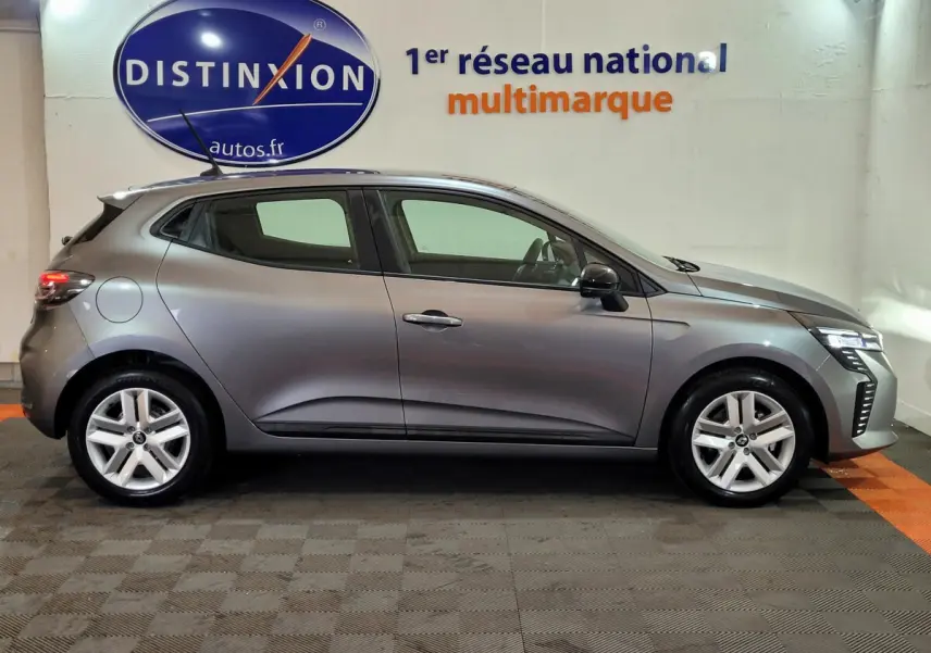 Profil droit d'une Renault Clio gris foncé 2025 avec feux LED et jantes alliage cinq branches.