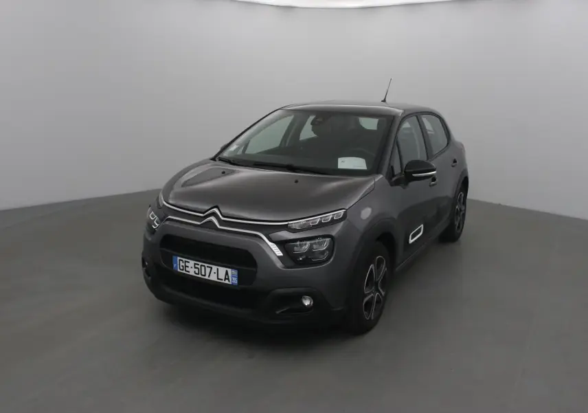 Citroën C3 gris platinium vue 3/4 avant droit, avec signature lumineuse LED et jantes spécifiques.
