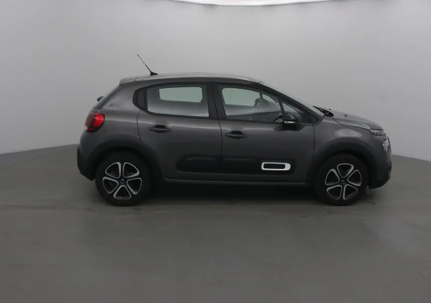 Citroën C3 gris platinium vue de profil côté gauche, avec protections latérales noires et jantes spécifiques.