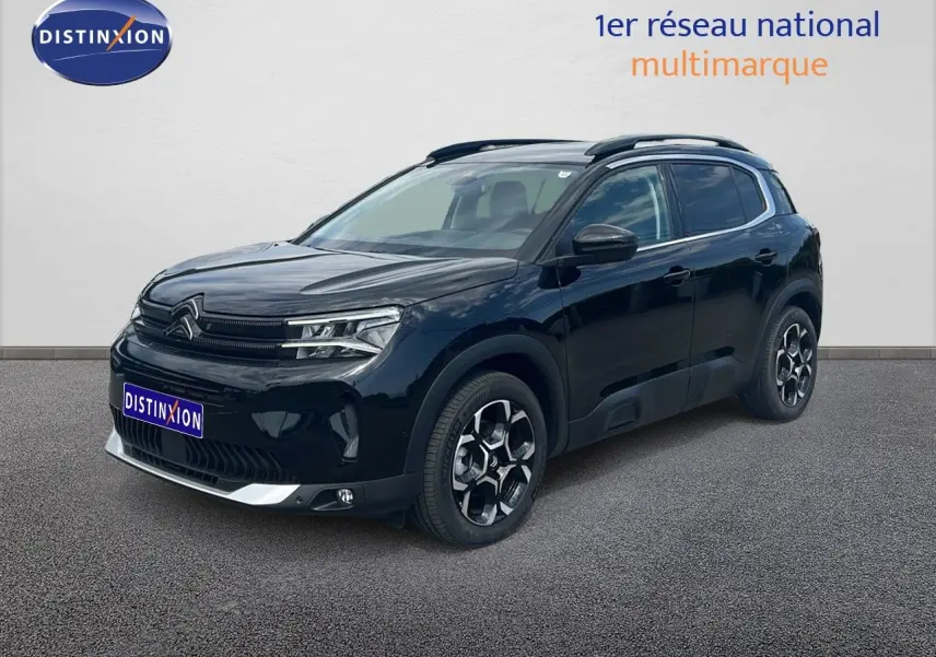Vue 3/4 avant d'un Citroën C5 Aircross noir métal 2025 avec jantes bi-ton et détails chromés sur le bouclier.