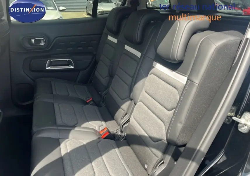 Vue intérieure côté gauche des sièges arrière en tissu gris et cuir noir du Citroën C5 Aircross 2025 noir métal.