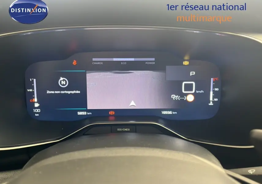 Tableau de bord numérique du Citroën C5 Aircross noir métal, affichant la navigation et les indicateurs de conduite.