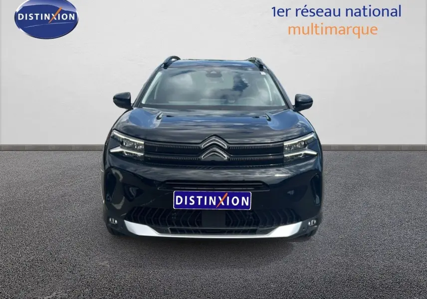 Vue frontale d'un Citroën C5 Aircross 1.2 hybride noir métal avec calandre distinctive et phares LED fins.