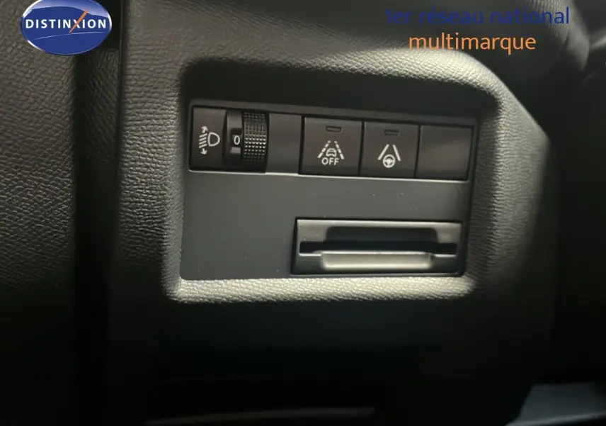 Gros plan sur les commandes de sécurité et réglage des phares du Citroën C5 Aircross noir métal, intérieur côté gauche.