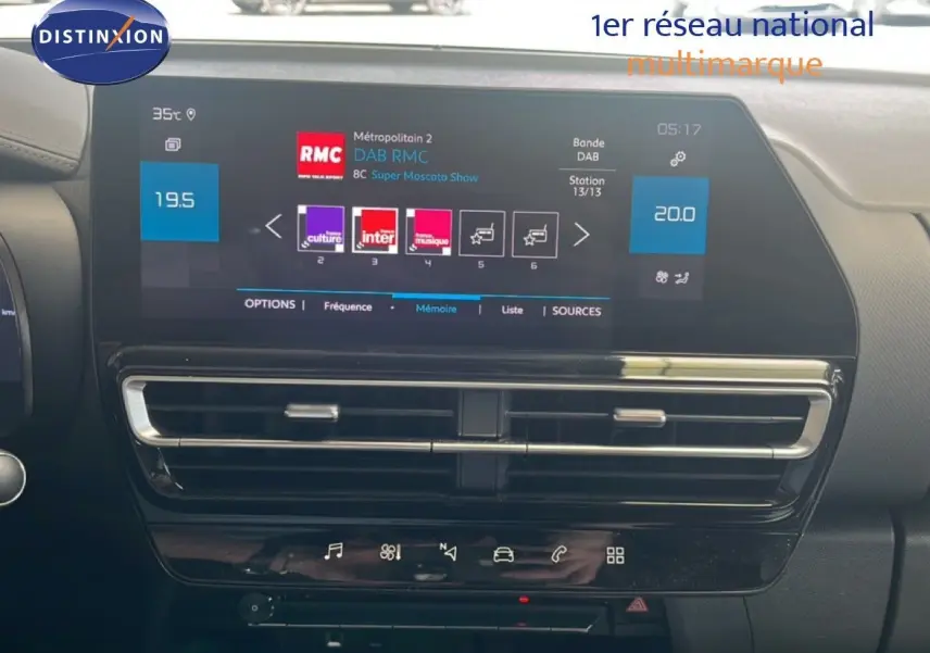 Vue intérieure du tableau de bord du Citroën C5 Aircross 2025, écran tactile affichant la radio DAB, ambiance noire.