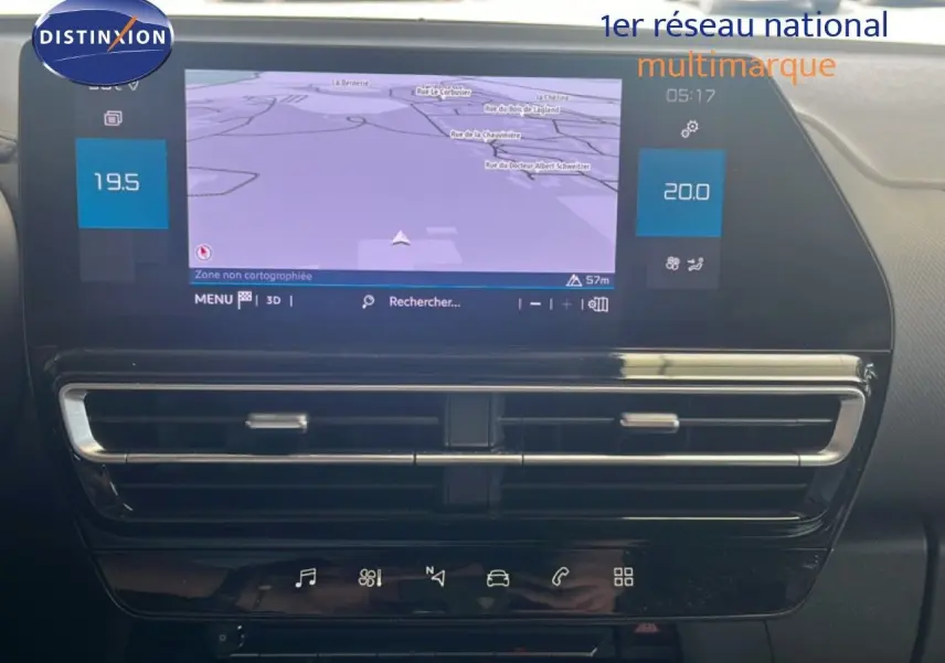 Vue rapprochée de l’écran tactile central et des aérateurs du tableau de bord noir du Citroën C5 Aircross 2025 hybride.