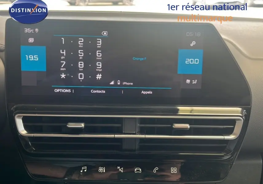 Écran tactile central du tableau de bord du Citroën C5 Aircross noir métal, affichant un clavier téléphonique et la climatisation.