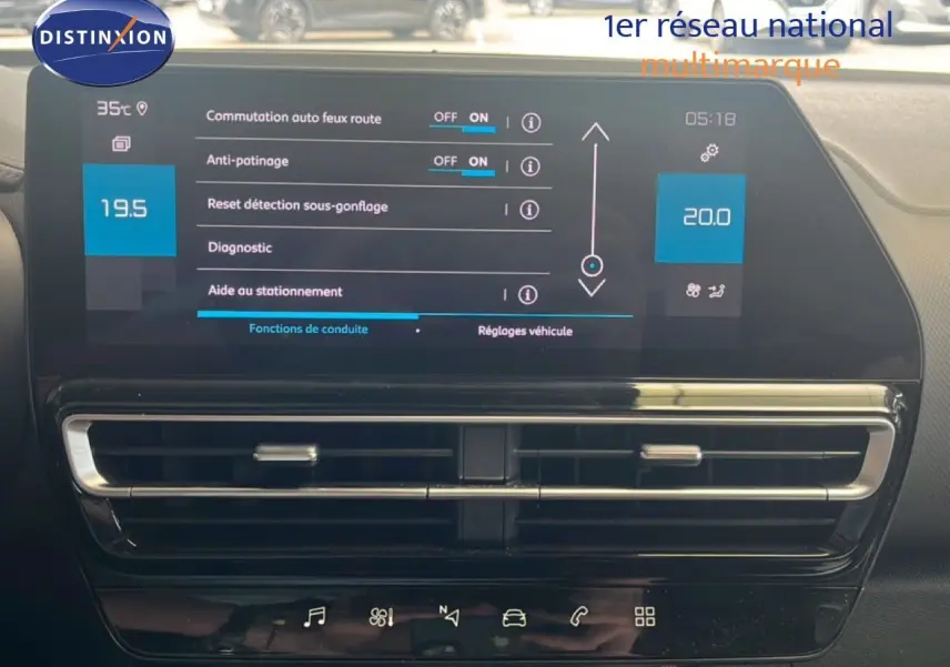 Écran tactile central affichant les réglages de conduite du Citroën C5 Aircross 1.2 hybride noir métal, vue de face intérieure.