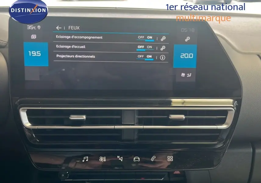 Vue rapprochée de l’écran tactile et des aérateurs centraux du tableau de bord du Citroën C5 Aircross noir métal 2025.