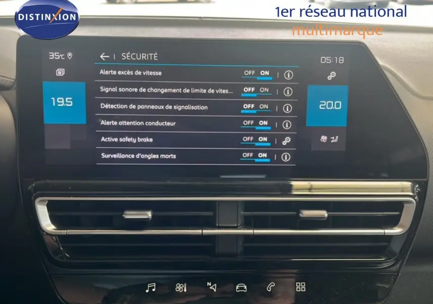 Écran tactile central affichant les options de sécurité du Citroën C5 Aircross noir métal, vue intérieure frontale.