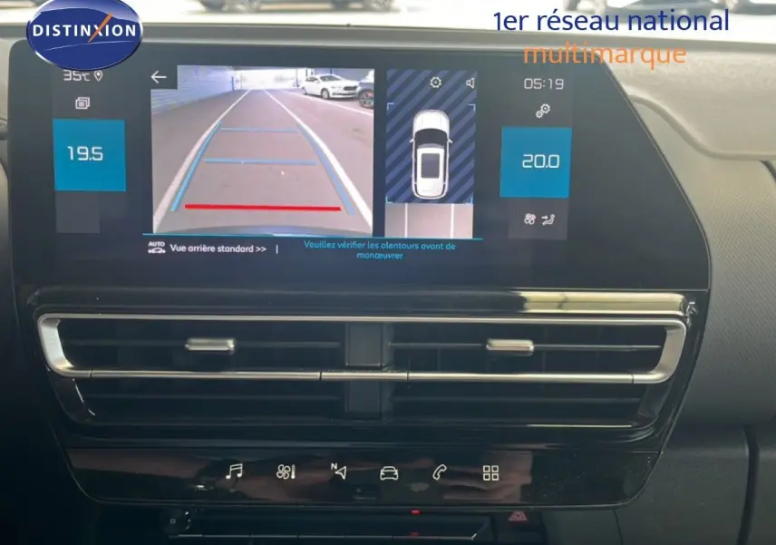 Vue intérieure du tableau de bord du Citroën C5 Aircross noir métal, écran tactile affichant la caméra de recul et la climatisation.