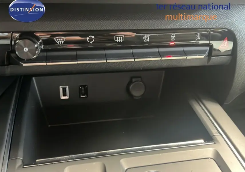 Détail de la console centrale du Citroën C5 Aircross 2025, montrant les commandes de climatisation et ports USB, finition noire.