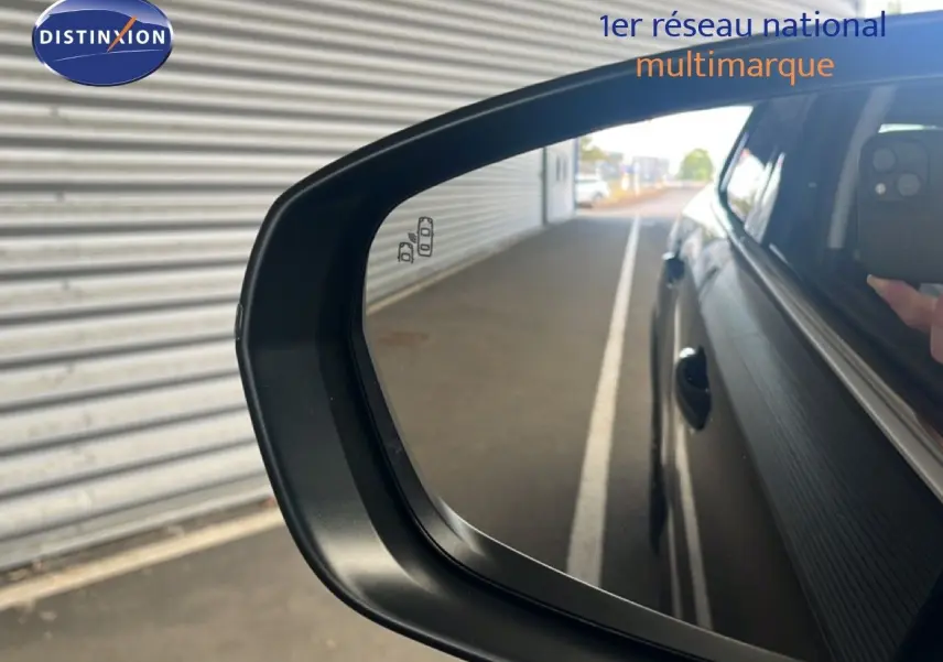 Rétroviseur côté gauche d'une Citroën C5 Aircross noir métal 2025, avec détection d'angle mort visible.