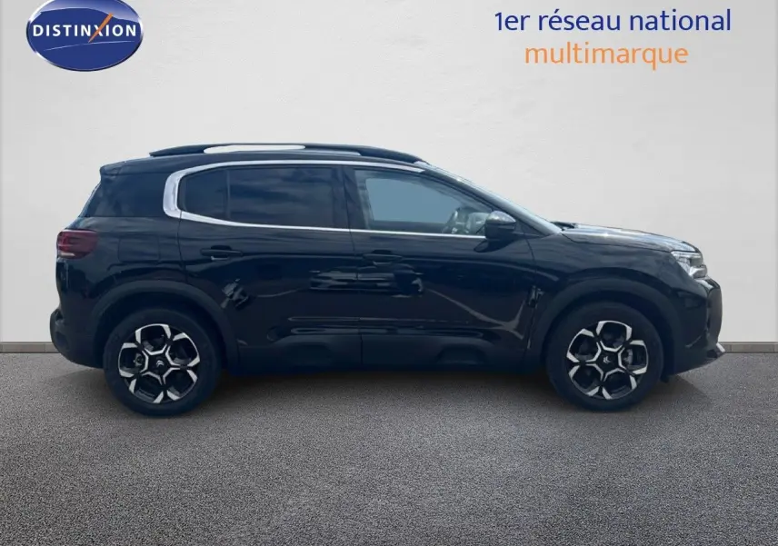 Profil côté gauche du Citroën C5 Aircross 2025 noir métal, hybride essence, avec jantes distinctives et toit panoramique.