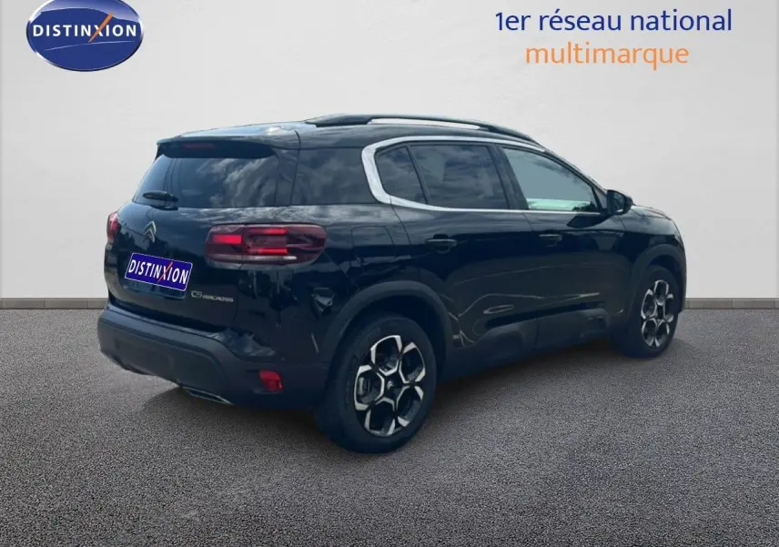 SUV Citroën C5 Aircross noir métal en 3/4 arrière droit, avec jantes distinctives et vitres teintées.