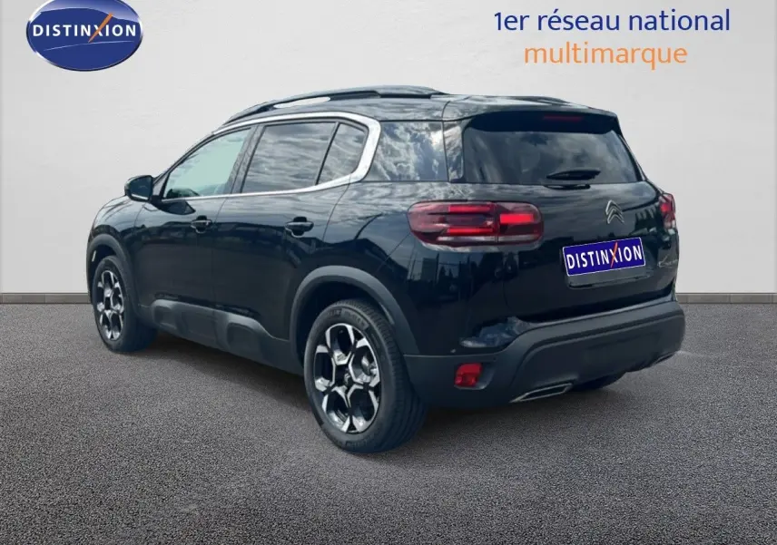 Citroën C5 Aircross noir métal en 3/4 arrière droit, soulignant ses jantes et son design compact SUV.