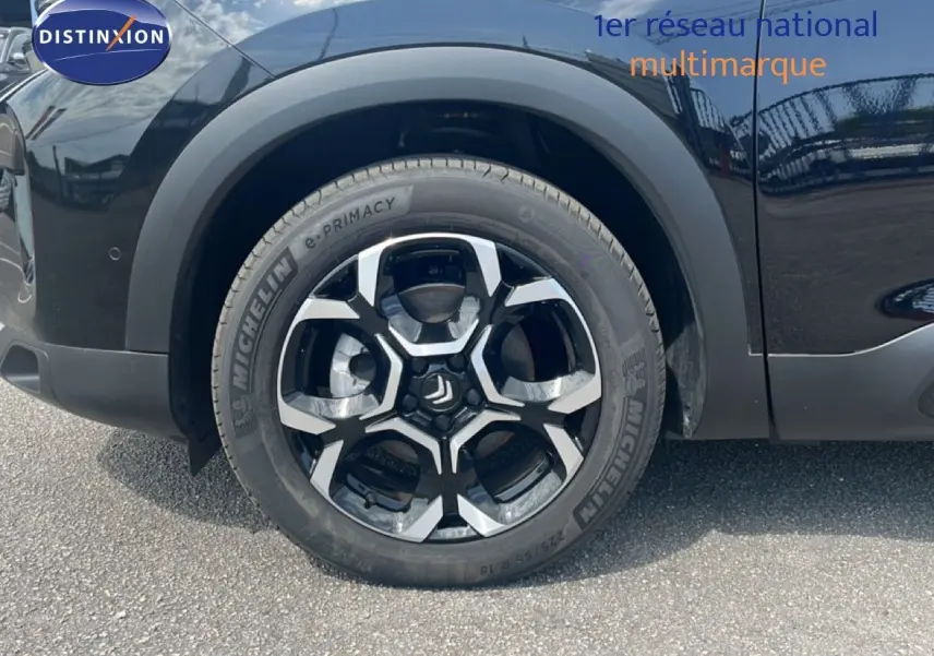Gros plan sur la roue avant droite du Citroën C5 Aircross noir métal, avec jante alliage bicolore et pneu Michelin.