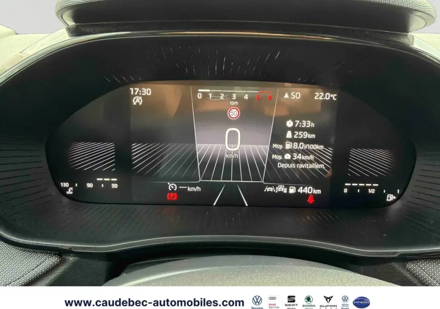 Affichage numérique du tableau de bord de la Skoda Fabia 2025, montrant la vitesse à 0 km/h et diverses informations de conduite.