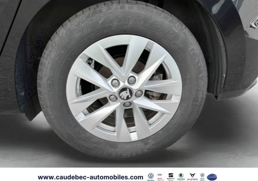 Gros plan sur la roue avant gauche de la Skoda Fabia noire avec jante alliage argentée 15 pouces Rotare.